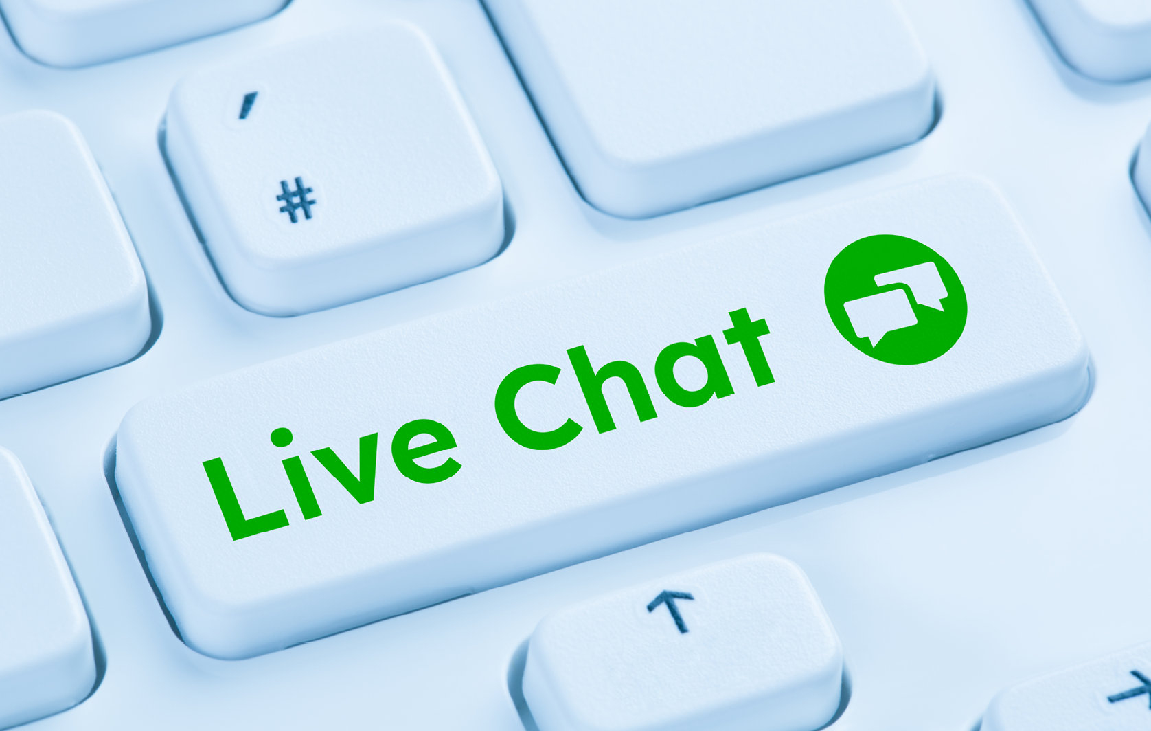 Tecla de 'Live Chat' em teclado, com ícone de chat ao lado.