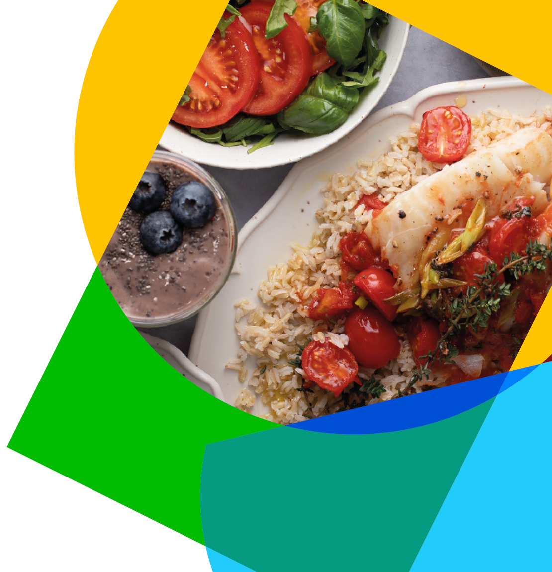 Prato com arroz, peixe, tomate e salada ao lado de um smoothie de frutas.