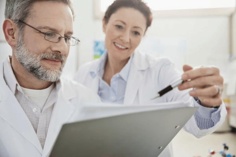 Profissionais de saúde a analisar relatórios médicos.