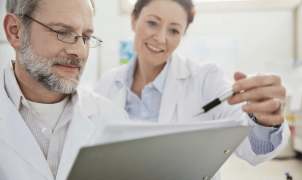 Profissionais de saúde a analisar relatórios médicos.
